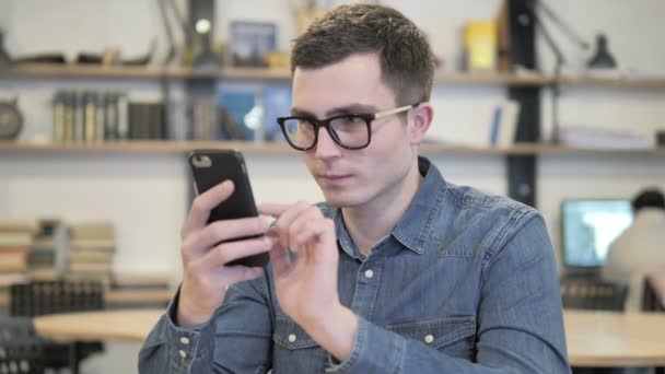 Hombre Joven Usando Smartphone Mensajería Texto — Vídeos de Stock