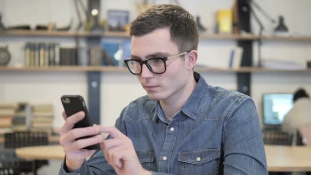 Opgewonden Young Man Genieten Van Succes Tijdens Het Gebruik Van — Stockvideo