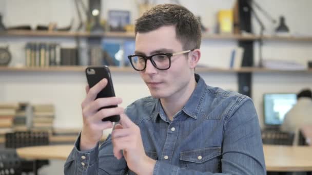 Online Video Chat Kreativní Mladý Muž Brýlích — Stock video