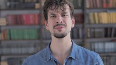 Kızgın diye bağıran rahat genç adam iş sorununa tepki