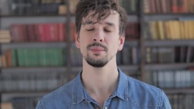 Esneme yorgun rahat genç adam portresi