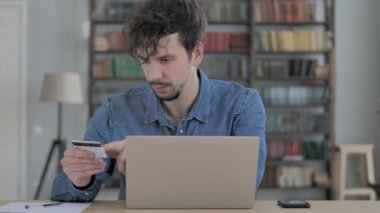 Genç adam tarafından kredi kartı ile online alışveriş