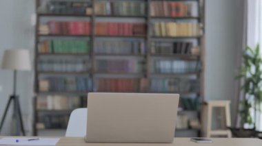 Yaratıcı adam Laptop işi geliyor