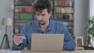 Genç adam tarafından boş kredi kartı ile online alışveriş başarısız