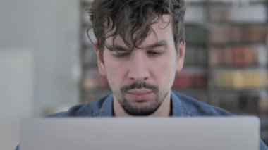 Baş ağrısı, kapatmak yukarıya-in Laptop çalışma gerilimi erkekte