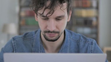 Hayır rahat genç adam tarafından reddetme fikir kafa sallayarak süre