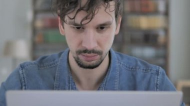 Kamerada arıyorum iş yerinde rahat gülümseyen genç adam