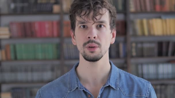 Portrét Divit Překvapilo Neformální Mladý Muž Zajímá Vás — Stock video