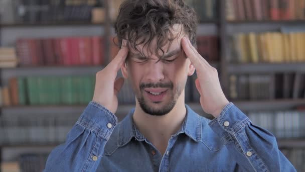 Headache Портрет Напряженного Мужчины Средних Лет Офисе — стоковое видео