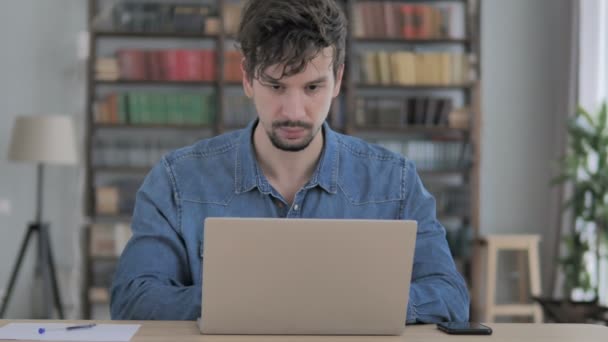 Aufgeregter Mann Feiert Erfolg Arbeitet Laptop — Stockvideo