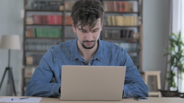 Homem Deixando Escritório Depois Concluir Trabalho Laptop — Vídeo de Stock