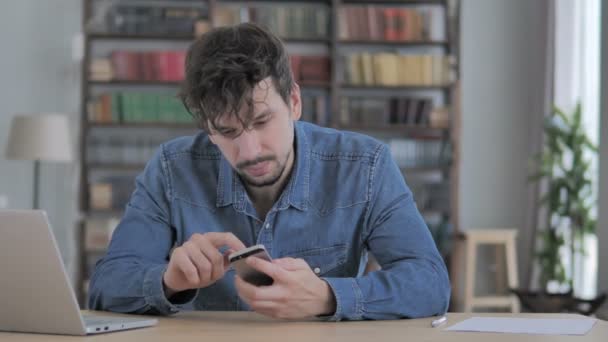 Άνθρωπος Χρησιμοποιώντας Smartphone Περιήγηση Απευθείας Σύνδεση Στο Χώρο Εργασίας — Αρχείο Βίντεο