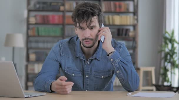 Сердитий Молода Людина Говорити Телефоні Кричав Боротьба — стокове відео