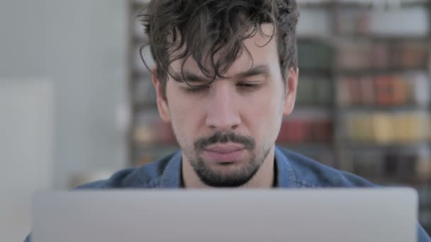 Fejfájás Close Ember Dolgozik Laptop Feszültség — Stock videók