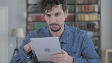 Tarama Internet Tablet üzerinde rahat genç adam