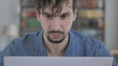 Kaybı, kapatmak yukarıya-in Laptop çalışma gergin genç adam