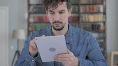 Kaybı Tablet kullanarak süre gergin sinirli adam tepki