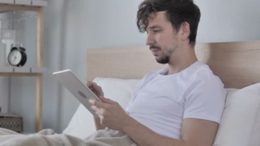 Yataktaki Genç Adam 'ın Tabletteki Çevrimiçi Video Sohbeti