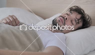 Evde yatakta uyumak rahat genç adam