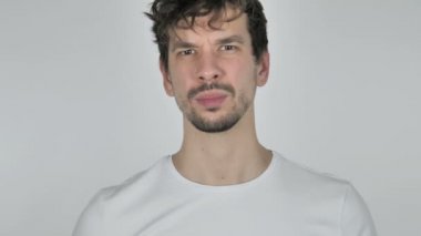 Çöp için parmak sallayarak genç Casual adam portresi