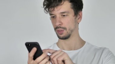 Genç Casual adam tarama Smartphone