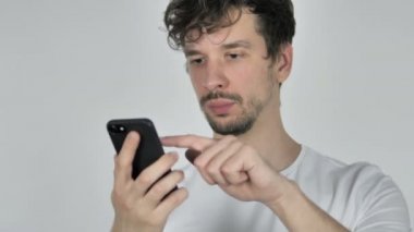 Genç Casual adam tepki Smartphone kullanarak süre kaybı