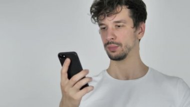 Online Video sohbet etmek yolu ile Smartphone konuşan genç Casual adam tarafından