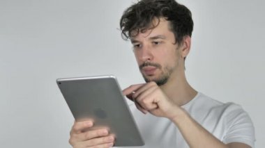 Genç Casual adam Internet Tablet üzerinde tarama
