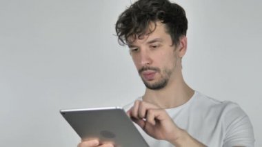 Genç Casual adam heyecanlı Smartphone kullanarak süre başarı için