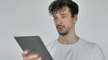 Online Video sohbet etmek yolu ile konuşan genç Casual adam tarafından Tablet