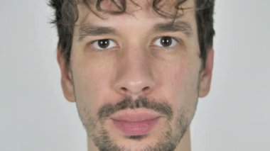 Ciddi genç Casual adam yüzü, beyaz arka planı kapat