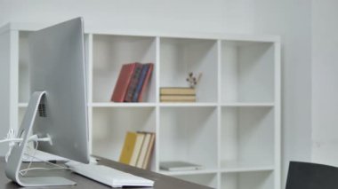 Genç yaratıcı tasarımcı ofisine gelen ve çalışma üstünde okul sırası