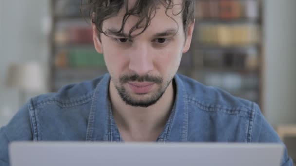 Nahaufnahme Eines Aufgeregten Mannes Der Erfolg Feiert Und Laptop Arbeitet — Stockvideo