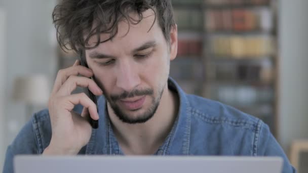 Vyjednávání Neformální Mladý Muž Zatímco Mluví Telefonu — Stock video