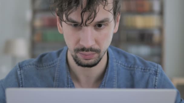 Verlust Nahaufnahme Eines Angespannten Jungen Mannes Der Laptop Arbeitet — Stockvideo