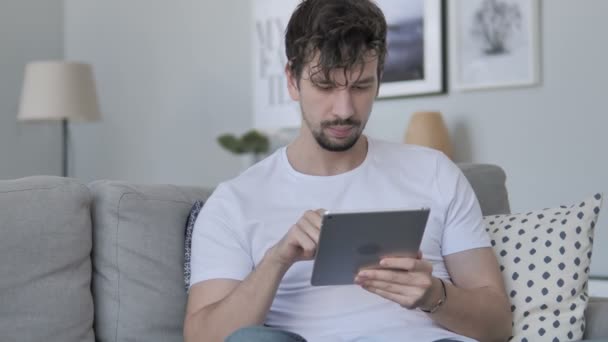 Hombre Joven Usando Tableta Mientras Relaja Casa — Vídeo de stock