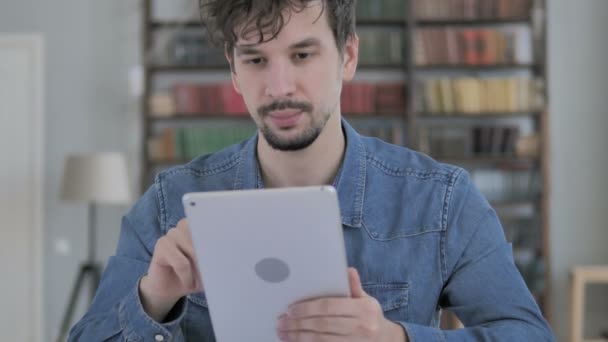 Chat Vidéo Ligne Sur Tablette Par Casual Young Man — Video