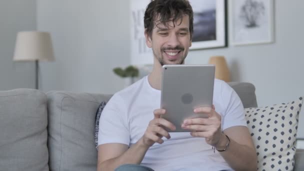 Online Video Chat Tablet Casual Jovem Relaxante Sofá — Vídeo de Stock