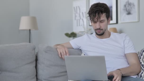Mladý Muž Opouští Gauči Dokončení Práce Notebooku — Stock video