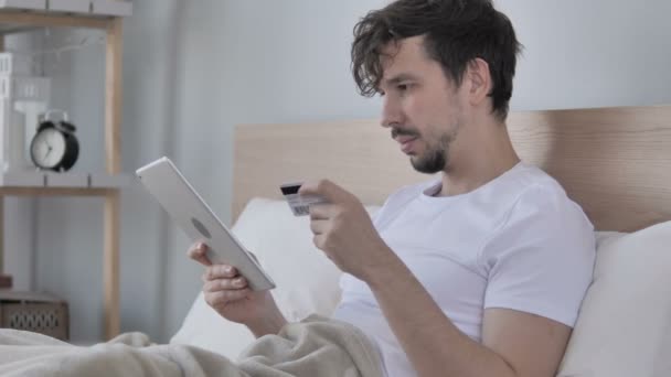Online Shopping Auf Dem Tablet Von Jungem Mann Bett — Stockvideo