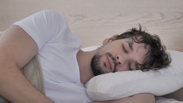 Casual Joven Hombre Durmiendo Mientras Acostado Lado Cama — Vídeos de Stock