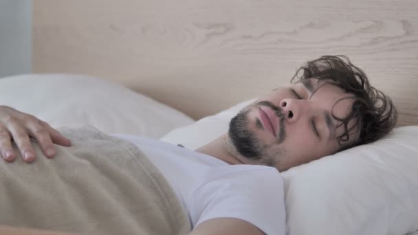 カジュアルな若い男が怖い夢 悪夢がベッドで目覚める — ストック動画