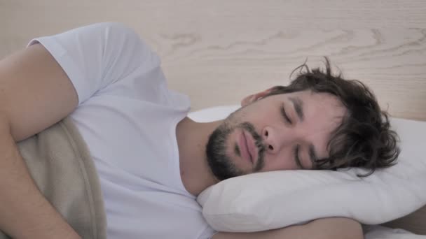 Casual Jeune Homme Réveiller Dans Choc Par Cauchemar — Video