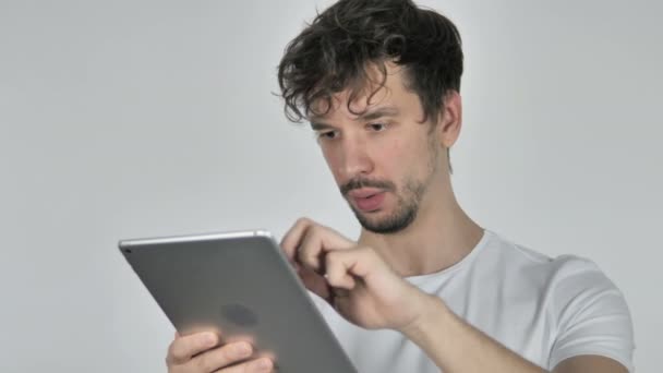 年轻的休闲男子在使用智能手机时对损失的反应 — 图库视频影像