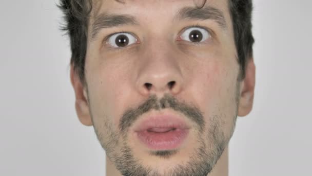 Stäng Chockad Undrar Ung Casual Man Ansikte — Stockvideo