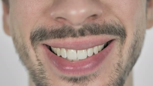 Close Van Glimlachende Lippen Tanden Van Baard Man Witte Achtergrond — Stockvideo