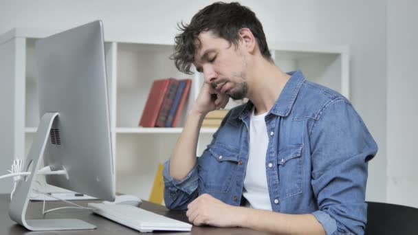 Hombre Creativo Cansado Durmiendo Trabajo Frente Escritorio — Vídeo de stock