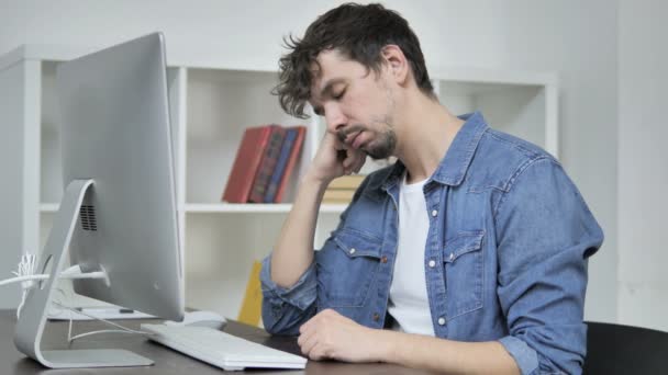 Cansado Criativo Homem Dormindo Trabalho Frente Desktop — Vídeo de Stock