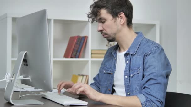 Cansado Criativo Homem Bocejando Trabalho Frente Desktop — Vídeo de Stock