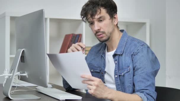 Joven Diseñador Creativo Leyendo Documentos Pasando Por Contrato — Vídeos de Stock